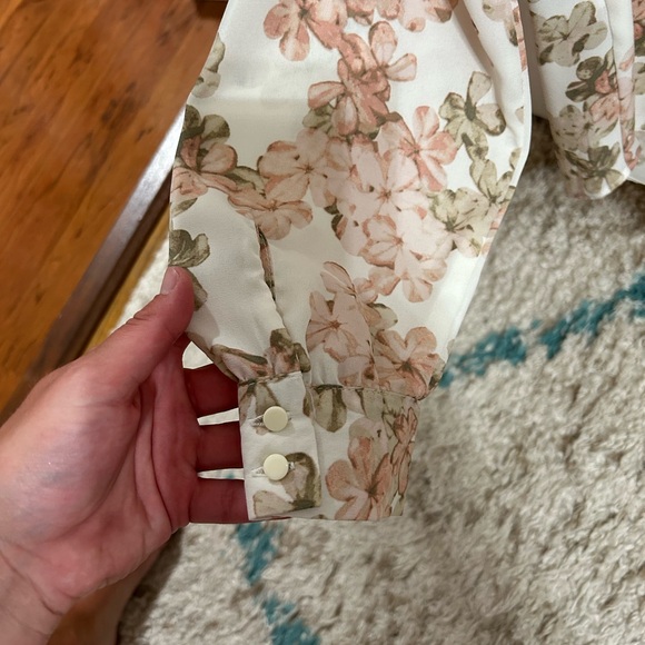 FLORAL BLOUSE | flowy fit with back detail and cutout - Picture 3 of 6